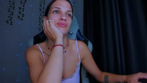 karla_lim online show from August 11, 11:12 am