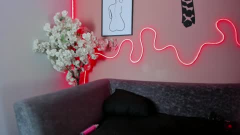 karo_linee online show from August 12, 4:31 pm