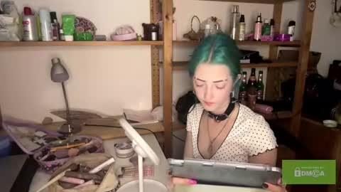 Karoline here online show from August 9, 5:25 pm