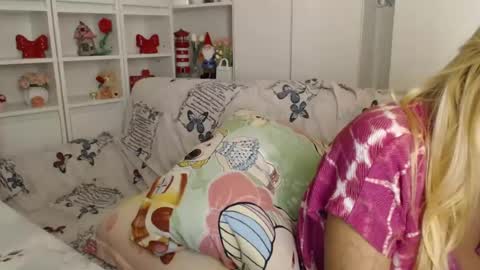 karolynesyera online show from July 24, 12:02 am