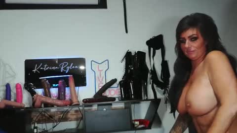 Sexywifekat23 online show from May 12, 12:13 am