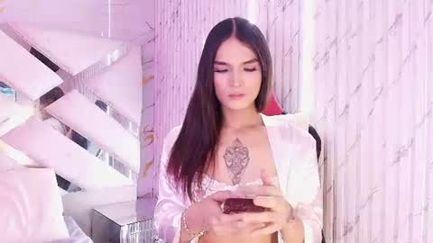 kate_bmoss_ online show from September 5, 8:47 pm