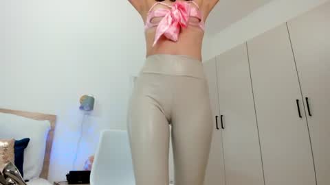 kate_redgar online show from August 11, 8:33 pm