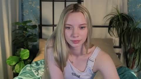 katt_yy online show from July 31, 5:14 am