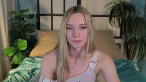 katt_yy online show from July 31, 6:19 am