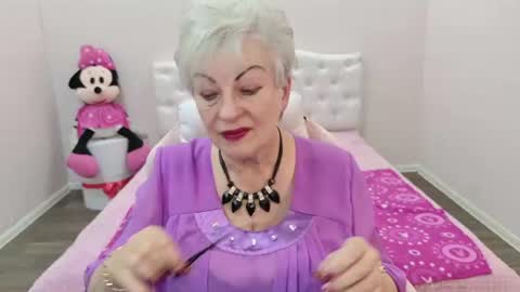 kaylesmoll online show from August 5, 12:30 am