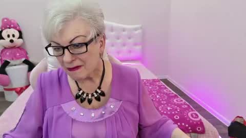 kaylesmoll online show from August 5, 10:19 pm