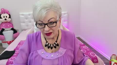 kaylesmoll online show from August 6, 12:31 am