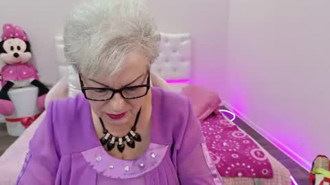 kaylesmoll online show from August 6, 4:55 am