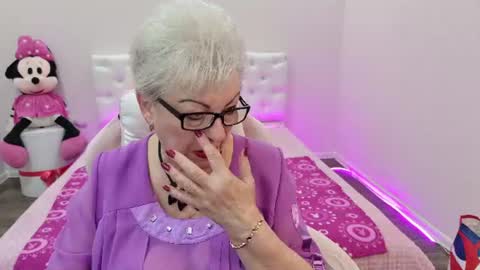 kaylesmoll online show from August 8, 8:09 pm