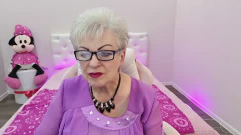 kaylesmoll online show from August 11, 8:55 pm