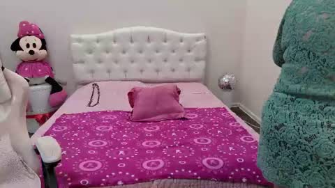 kaylesmoll online show from August 15, 3:54 am