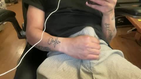 Keesey23 online show from June 18, 4:12 am