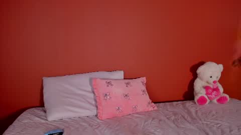 keira_hill_ online show from August 12, 10:12 pm