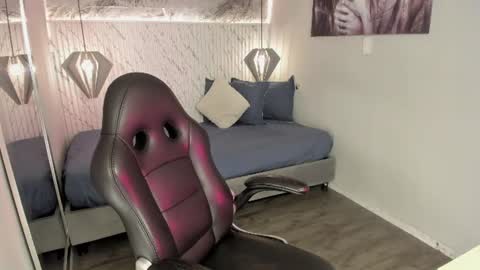 keira_hill_ online show from August 13, 9:51 pm
