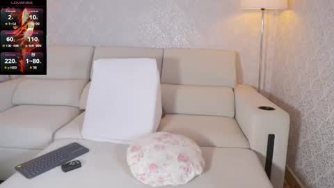 kellyfernandes online show from August 8, 8:03 am