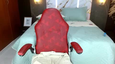 KELLY LUNA  online show from August 7, 4:18 pm