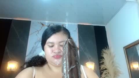 KELLY LUNA  online show from August 8, 1:55 pm