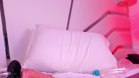 kendall_evanss_ online show from August 11, 12:23 am