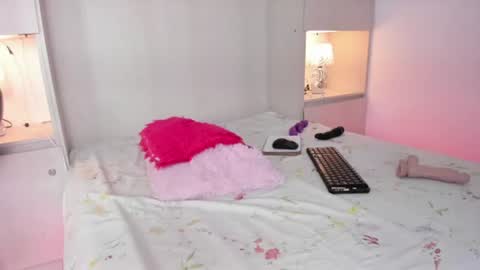 Kendall online show from August 3, 2:24 pm