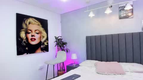 Kendra London online show from August 12, 7:05 pm