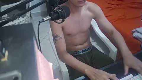 kenneth3141592 online show from August 2, 4:52 am