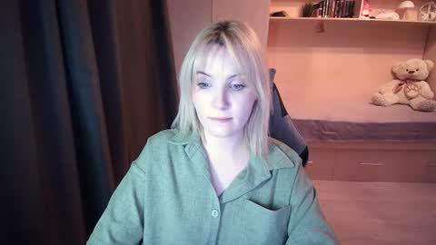 Evelyn online show from August 16, 8:35 pm