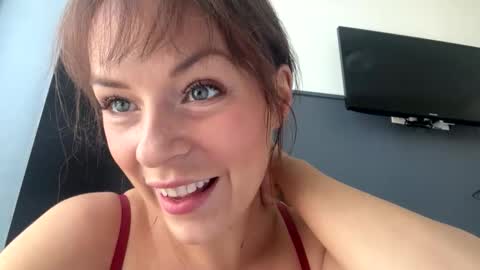 kiaraedwards online show from May 1, 1:53 am