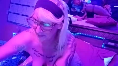kikilovespartylights online show from May 16, 12:49 pm