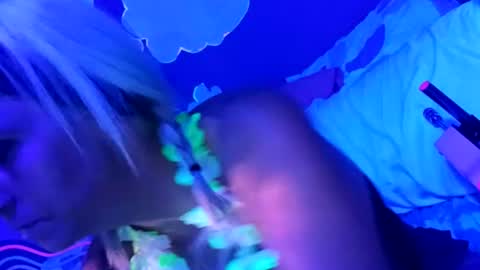 kikilovespartylights online show from August 2, 1:51 pm