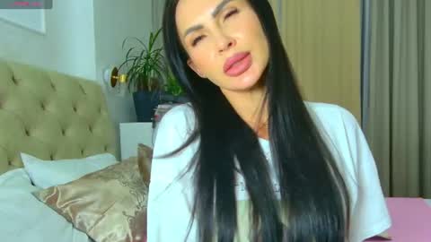 KIm online show from August 13, 6:33 pm
