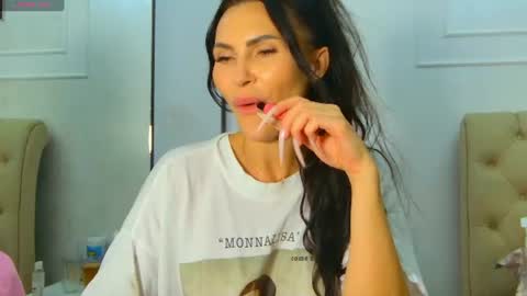 KIm online show from August 15, 5:39 pm