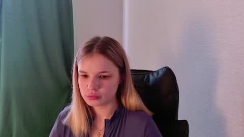 KimEvanss online show from July 17, 12:05 pm