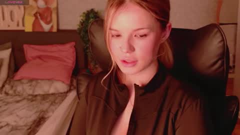 KimEvanss online show from July 22, 11:45 am