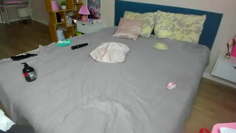 kimkittyns online show from August 7, 4:56 am