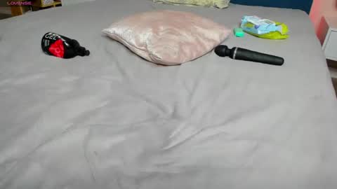 kimkittyns online show from August 12, 9:33 am