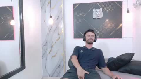 KING  online show from August 9, 4:46 am