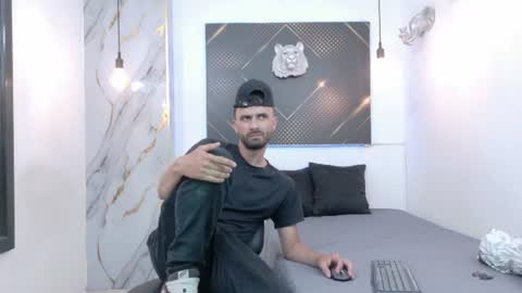 KING  online show from August 10, 8:38 am