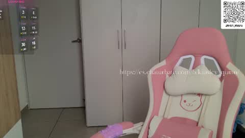 5 short videos of my body parts for 200 tks online show from August 14, 10:35 pm