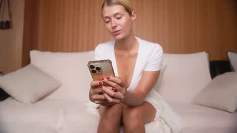 kira bloom online show from July 28, 3:45 am