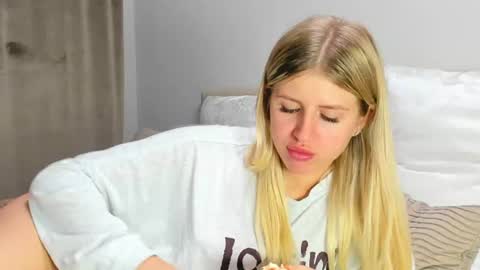 Kira online show from July 27, 8:25 pm