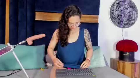 Kissing Company online show from August 4, 8:33 am
