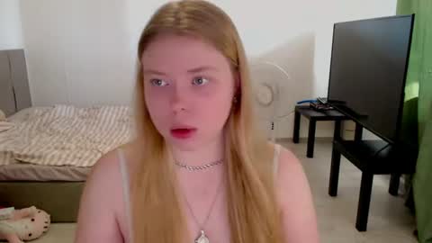 Jennyblonde and Emmabrunette online show from August 17, 9:36 am