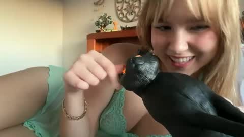kittengirlxo online show from July 24, 7:11 am