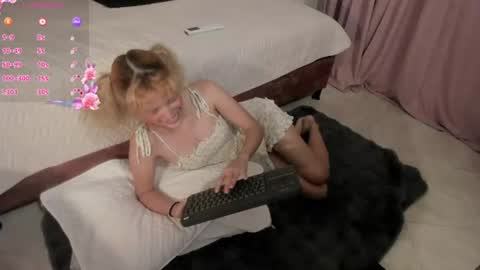 kitty_star_ online show from June 24, 9:50 pm