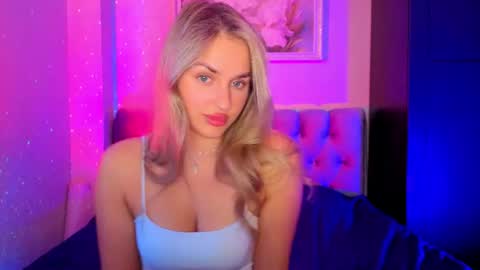 Mona  Sophia online show from August 4, 2:03 pm