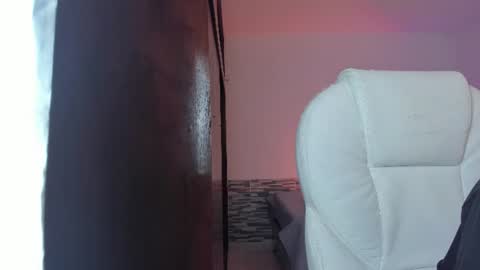 INDEPENDENT MODEL online show from August 9, 1:45 pm