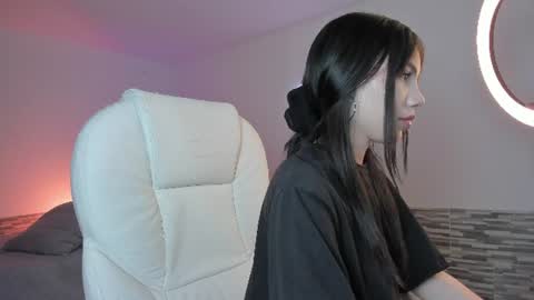 INDEPENDENT MODEL online show from August 9, 2:51 pm