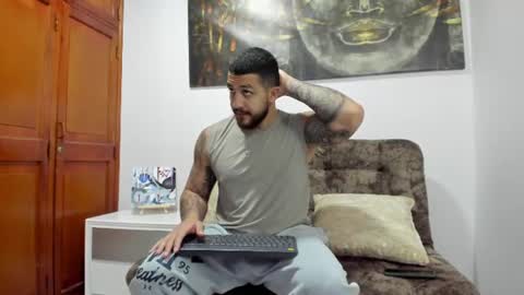 kylenorth_ online show from August 11, 12:01 am