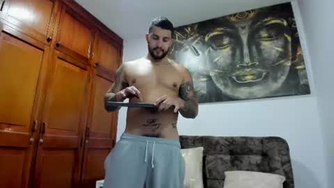 kylenorth_ online show from August 11, 1:07 am